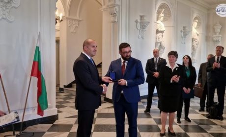 Президентът Румен Радев поднесе дарове, изготвени в КМНЦ