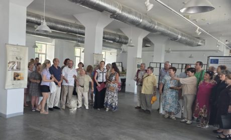 Изложбата на КМНЦ „По следите на учениците“ бе открита в Балчик